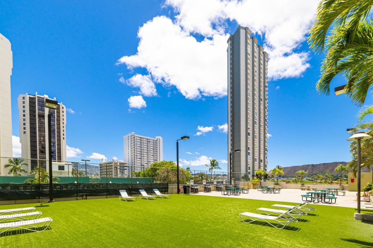 Newly Renovated 2 Bedroom Condo, 1 Block To Waikiki Beach, Free Parking Honolulu Buitenkant foto