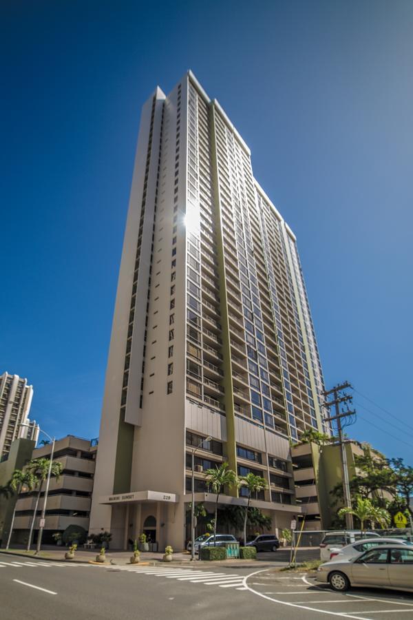 Newly Renovated 2 Bedroom Condo, 1 Block To Waikiki Beach, Free Parking Honolulu Buitenkant foto